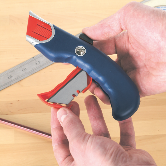 Premier Auto-Retracting Safety Knife | AK8631