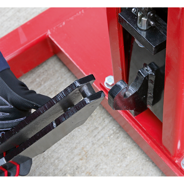 Air/Hydraulic Vehicle Lift with Foot Pedal 1.5 Tonne | AVR1500FP