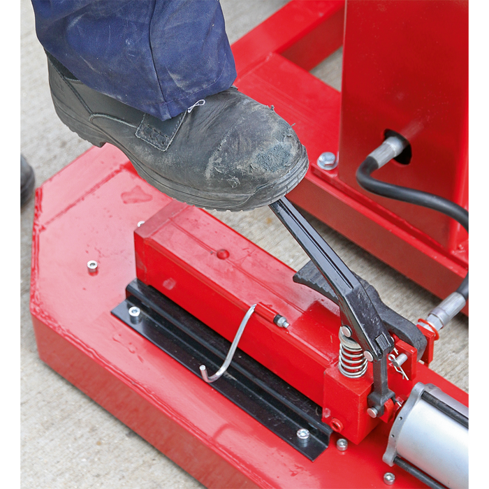 Air/Hydraulic Vehicle Lift with Foot Pedal 1.5 Tonne | AVR1500FP