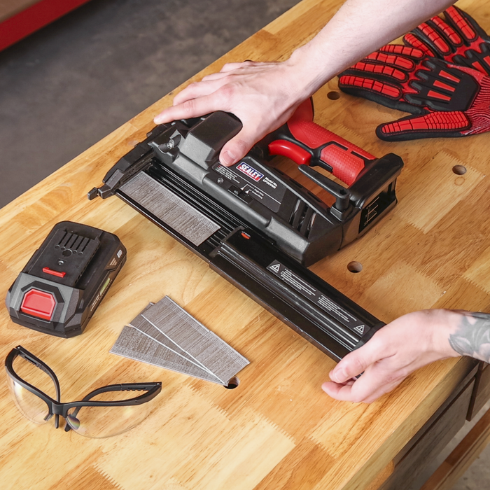 SV20 Series Cordless Nail/Staple Gun Kit 18G 20V - 2 Batteries | CP20VNGKIT