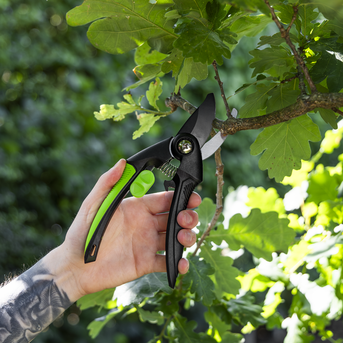 Bypass Secateurs with Soft Grip Handle, Safety Lock & Carbon Steel Blade, 208mm | GTSG001