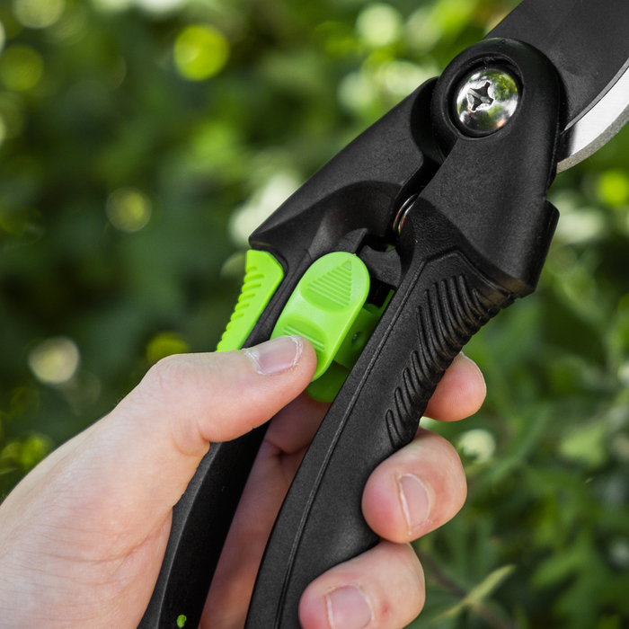 Bypass Secateurs with Soft Grip Handle, Safety Lock & Carbon Steel Blade, 208mm | GTSG001