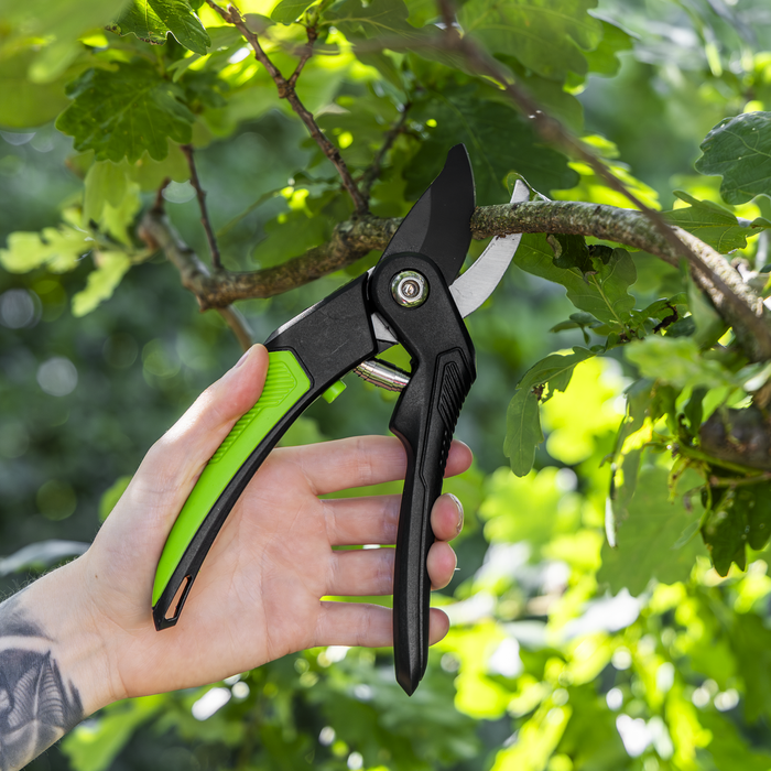 Bypass Secateurs with Soft Grip Handle, 3-Stage Safety Lock & Carbon Steel Blade, 220mm | GTSG004