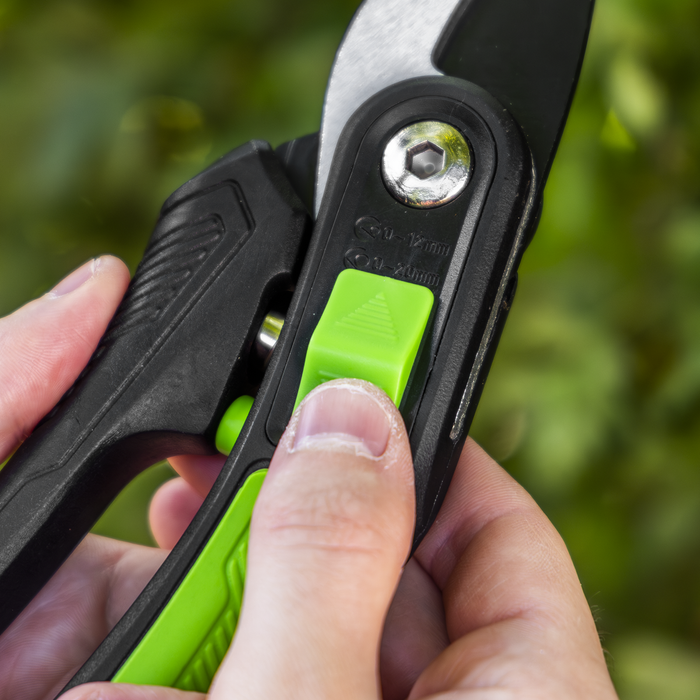 Bypass Secateurs with Soft Grip Handle, 3-Stage Safety Lock & Carbon Steel Blade, 220mm | GTSG004