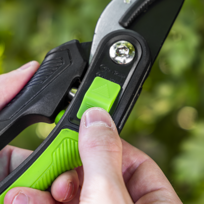 Anvil Secateurs with Soft Grip Handle, 3-Stage Safety Lock & Carbon Steel Blade, 220mm | GTSG005