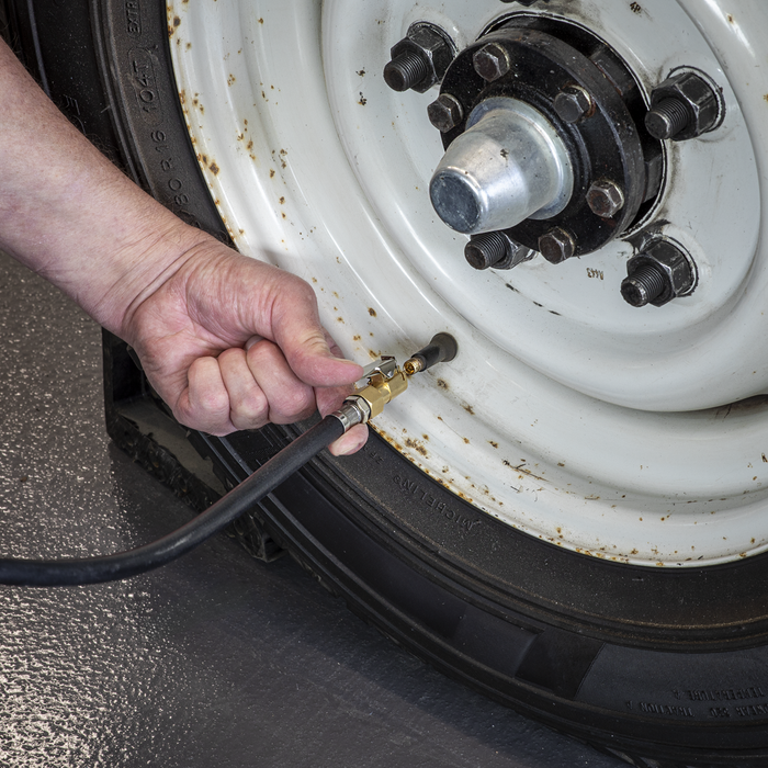 Tyre Inflator with Pressure Gauge and Clip-On Connector | SA9302